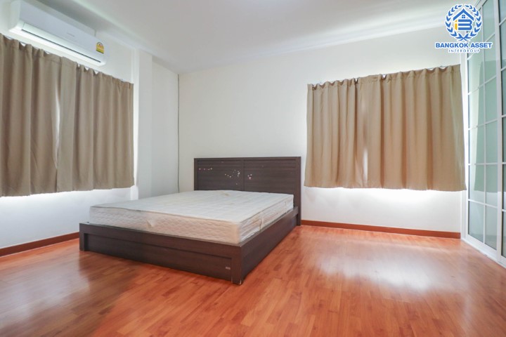 บ้านเดี่ยวมือสองย่านปทุมธานี ม.กฤษณา ติวานนท์-แจ้งวัฒนะ เนื้อที่กว้างขวางมากถึง 55 ตร.ว. ฟังก์ชัน 3 ห้องนอน 3 ห้องน้ำ 2 ที่จอดรถ บ้านสภาพสวย พร้อมอยู่ ทำเลดี เชื่อมสู่ใจกลางเมืองได้อย่างสะดวกสบาย ใกล้ทางด่วน "บางปะอิน-ปากเกร็ด"